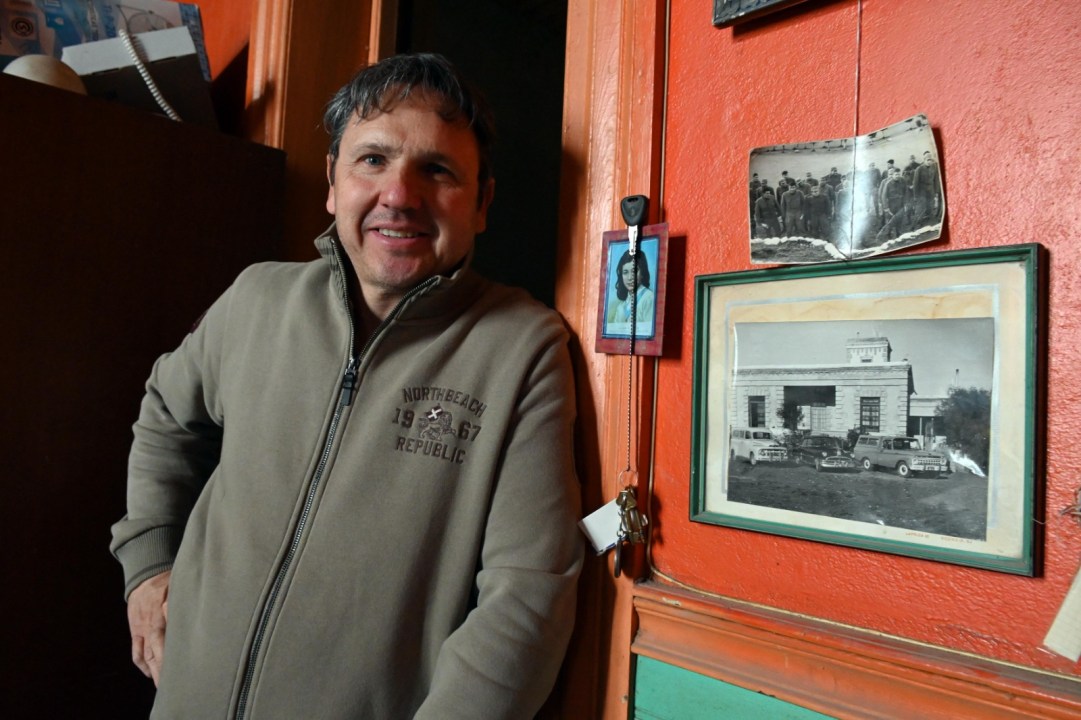 Eduardo Peña muestra una antigua fotografía de la casa de La Matilde. Foto: Marcelo Ochoa