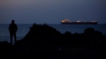 Imagen de A oscuras y con radares apagados: la arriesgada maniobra para sacar el petróleo del Golfo en plena guerra con Irán