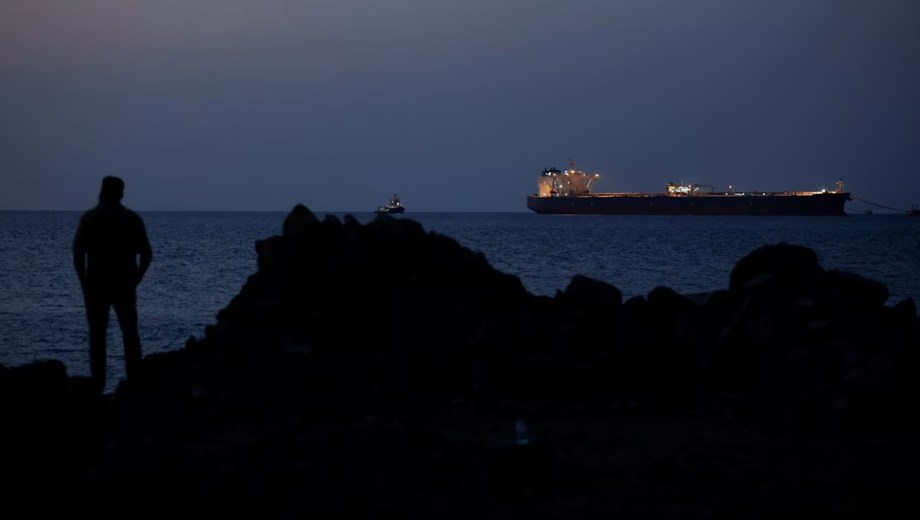 Navegación a oscuras: un petrolero cruza de noche el estrecho de Ormuz bajo el corredor custodiado por Estados Unidos para sortear el bloqueo de Irán. (Foto: gentileza)