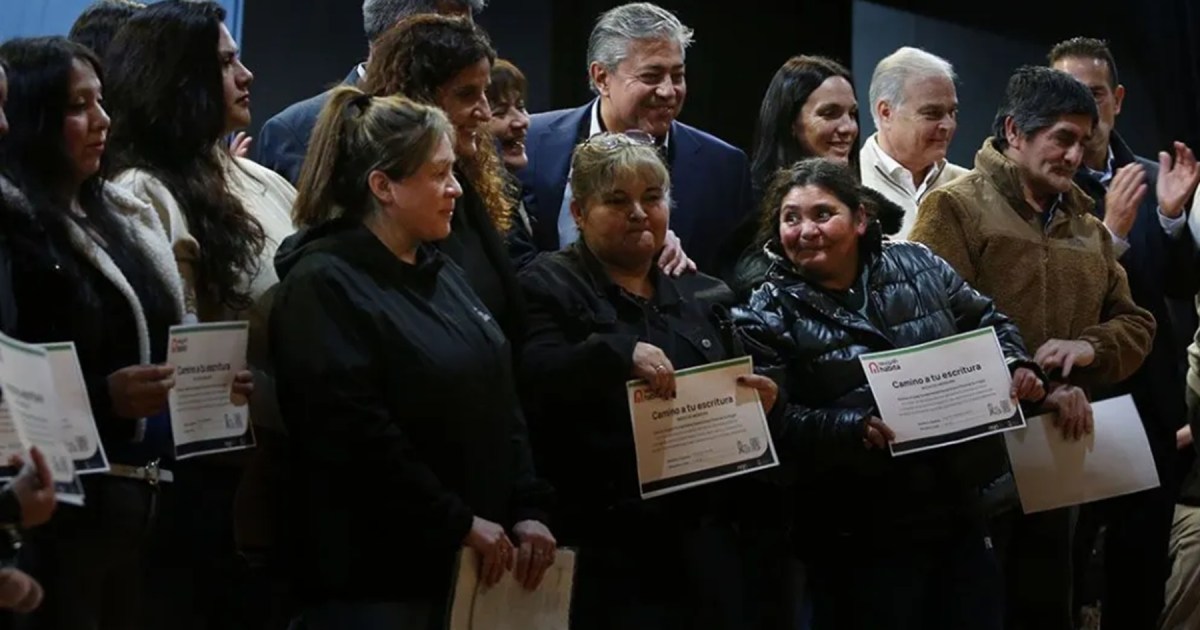 Plaza Huincul entrega escrituras y certificados a 68 familias