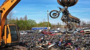 Más de 200 vehículos abandonados fueron compactados en Plaza Huincul