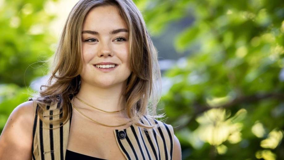El look boho relajado de la princesa Ariane en su debut universitario.-
