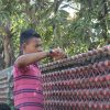 Imagen de Llenó con arena botellas de plástico, las convirtió en ladrillos y hoy construye casas con hasta un 40% menos de costo