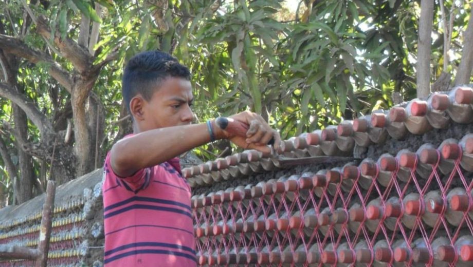 Rellenas con arena y correctamente compactadas, las botellas adquieren rigidez y pueden utilizarse para levantar paredes. Foto: Ecotec Soluciones Ambientales.