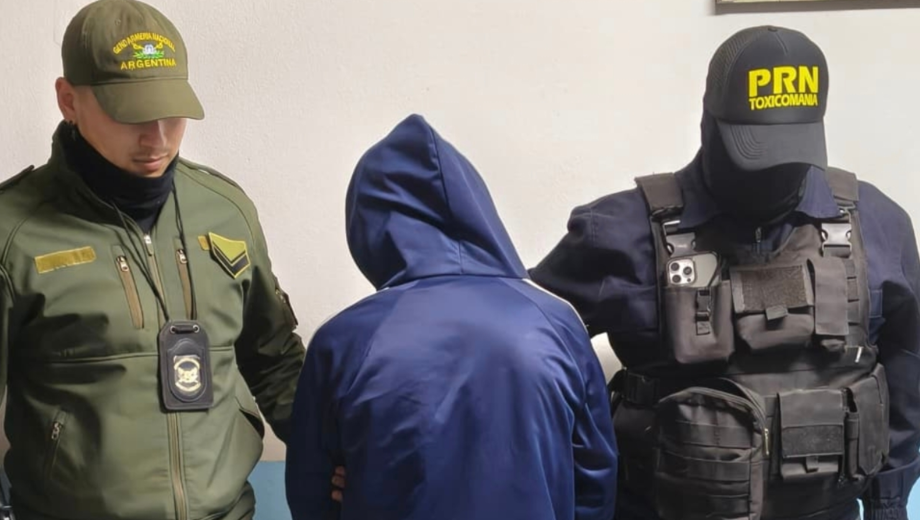El operativo incluyó allanamientos en tres domicilios de Allen y la intervención de distintas unidades policiales y fuerzas de seguridad.
