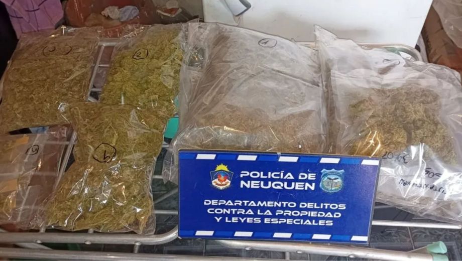 Los procedimientos se realizaron en cinco domicilios de Neuquén y permitieron reunir elementos vinculados con la pesquisa por los asaltos.