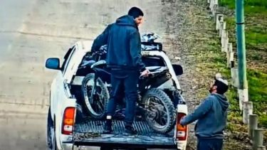 Cargaban una moto en una camioneta y el 911 detectó que tenía pedido de secuestro por robo en Allen