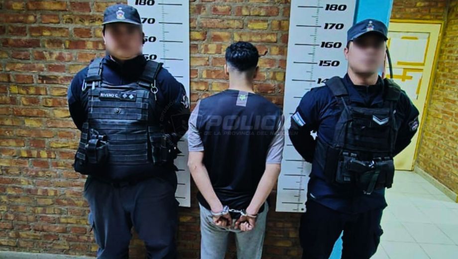 El arma fue encontrada en el patio de una vivienda donde ingresó el joven durante la persecución.
