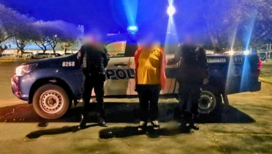 El sospechoso fue interceptado por investigadores en el estacionamiento de un supermercado de la ciudad de Paraná.
