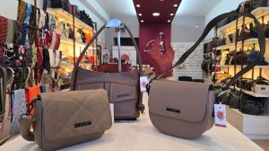 El marrón sigue, pero llega el color: qué se viene en accesorios para este verano
