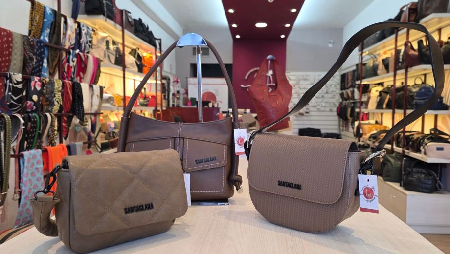 El marrón chocolate se mantiene entre los tonos protagonistas de la temporada y gana espacio en carteras, calzado y accesorios. Foto Osvaldo Alvarez. 