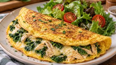Omelette de pollo, espinaca y queso: una receta fácil, nutritiva y lista en pocos minutos