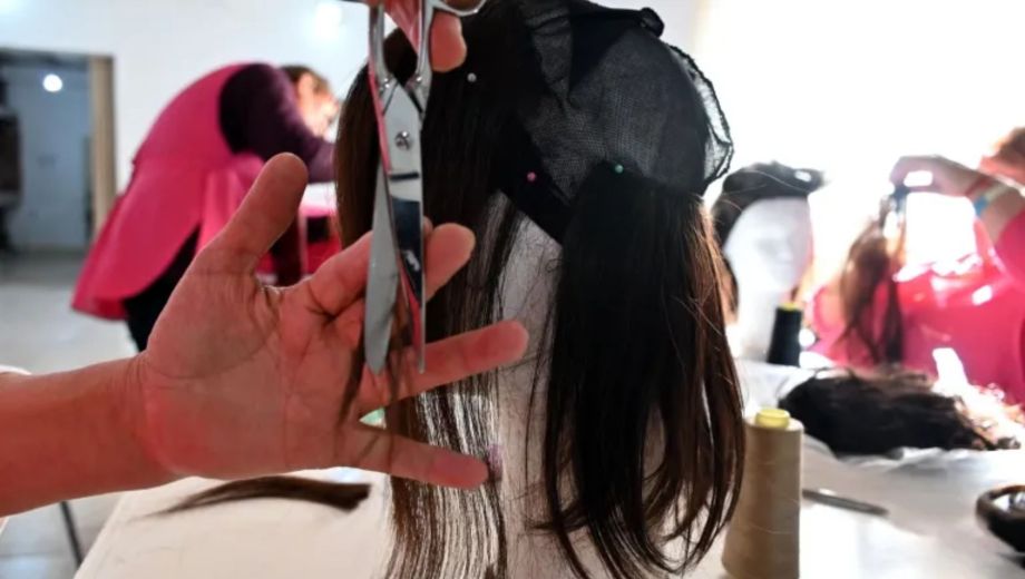 Viedma se suma a una campaña que transforma cabello donado en pelucas solidarias. Foto: Marcelo Ochoa.