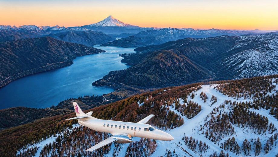 Desde el aire, el Lanín y los lagos de la cordillera se convierten en protagonistas del viaje hacia Chapelco.  Gentileza. 
