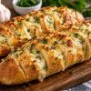 Imagen de Cómo hacer pan de ajo brasileño: la receta fácil y cremosa para acompañar el asado