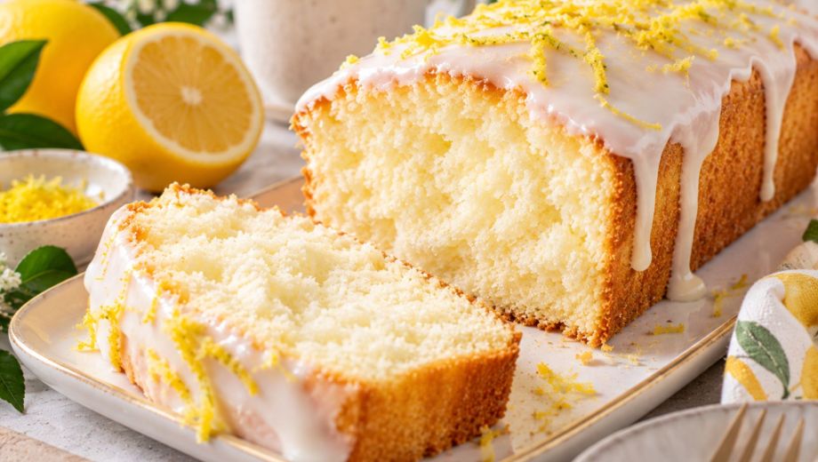 Budín de limón esponjoso con glaseado y ralladura. Foto ilustrativa.