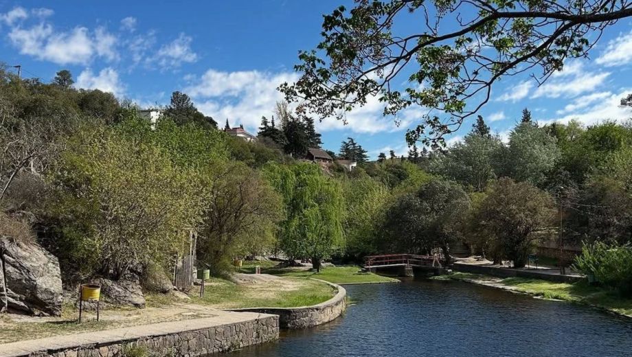 El pueblo de Córdoba que recibe 150.000 turistas al año y tiene una cascada de 115 metros. Foto gentileza.