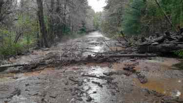 Las fuertes lluvias en la cordillera de Neuquén cortaron una ruta hacia un paso fronterizo con Chile