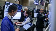 Imagen de Cayeron los bonos en dólares y el riesgo país tocó su máximo desde mayo: alcanzó los 555 puntos