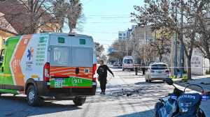Un ciclista murió tras un choque en pleno centro de Roca