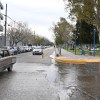 Imagen de Por la rotura de un caño, una zona céntrica de Roca amaneció llena de agua: qué calles están afectadas y qué pasa con el servicio