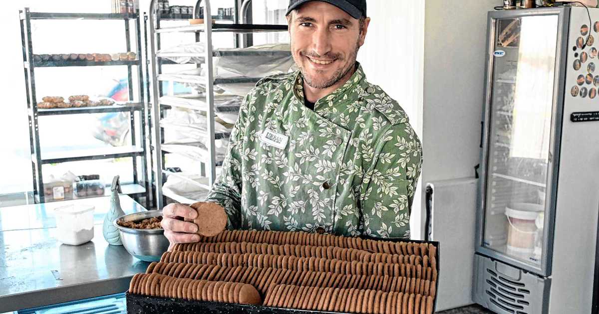 Roca: el salto del pastelero Lucas Urban al abrir su primer local en el centro de la ciudad