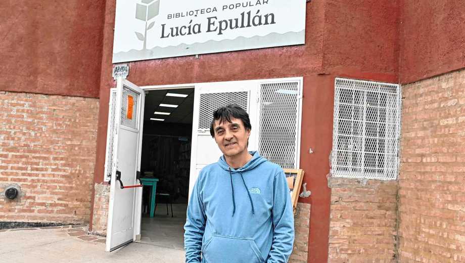 David Zúñiga, bibliotecario y trabajador social, brinda atención durante el turno mañana. Foto: Franco Urchipía.