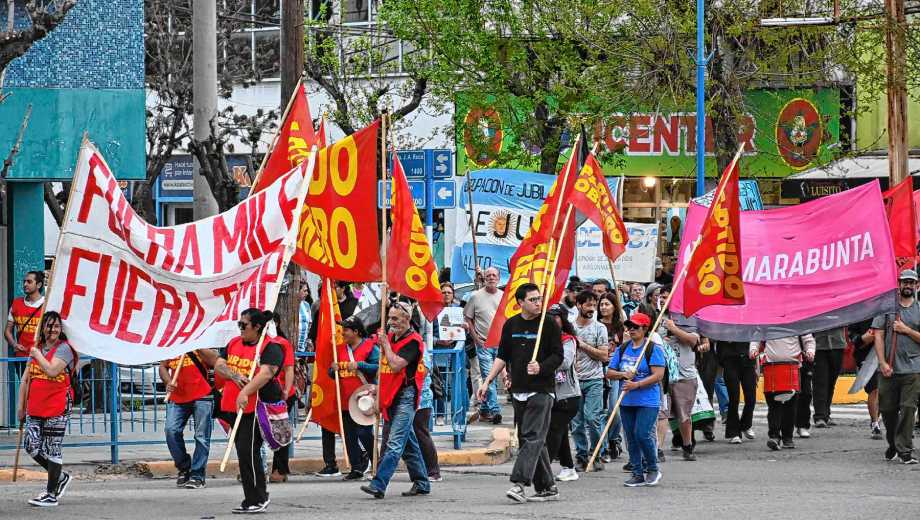 Marcha de la Bronca en Roca. foto: Andrés Maripe.