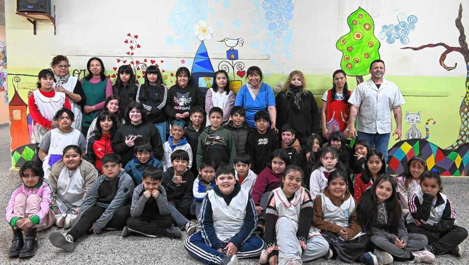 La trabajadora de la salud, desarrolla su labor con chicos de sexto y séptimo año de primaria. 