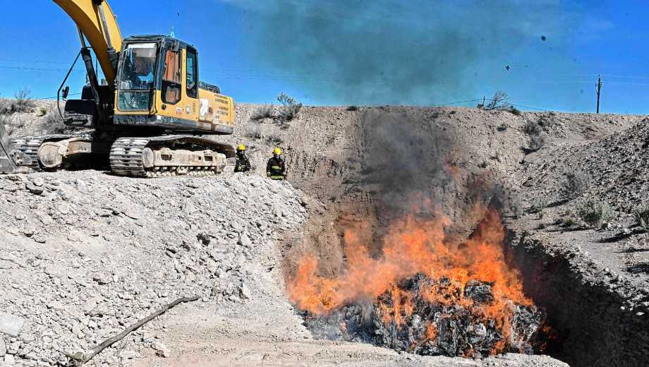 La destrucción incluyó cogollos, picadura, plantas, plantines y distintos elementos secuestrados durante investigaciones judiciales. Foto Franco Urchipía.