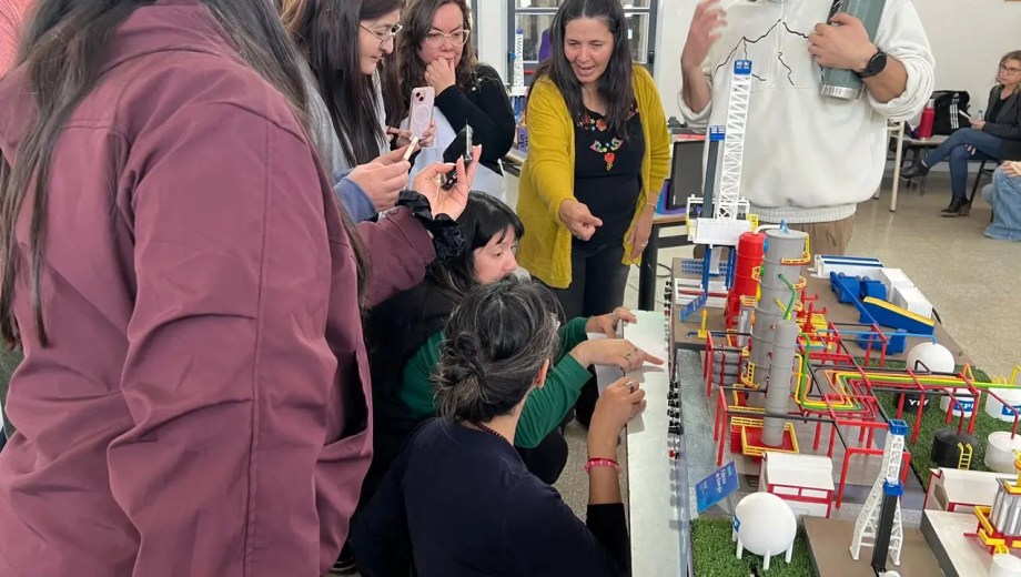 Fundación YPF donó 62 maquetas V4LE que serán distribuidas en distintas escuelas de la provincia. Foto: Gobierno de Río Negro.