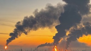 Ataque masivo sobre Moscú dejó dos muertos y una refinería en llamas en pleno cierre electoral de Rusia