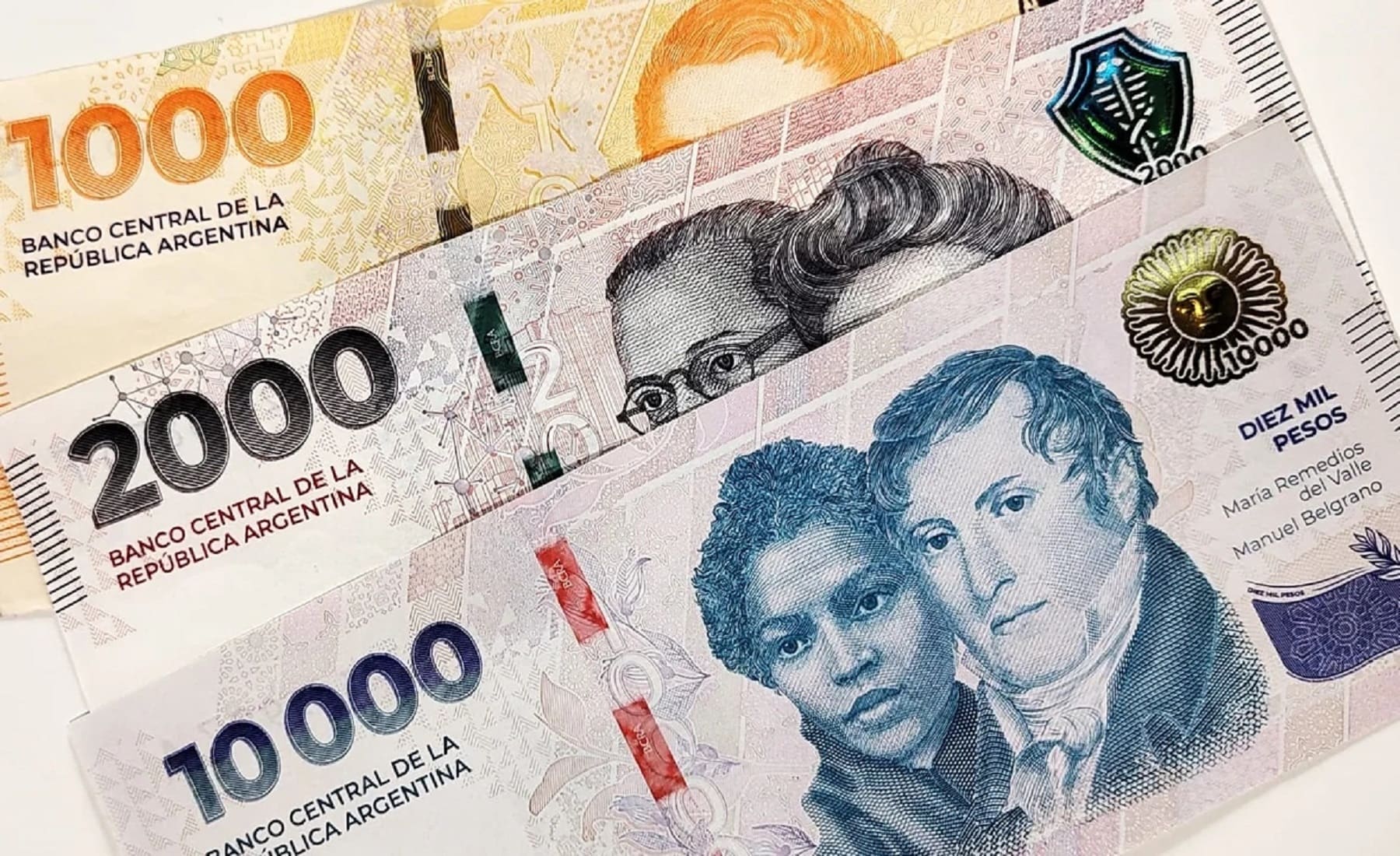 Caída de ingresos y altos intereses limitan el consumo en la economía argentina