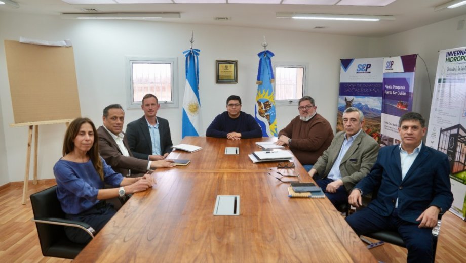 La reunión se realizó en el despacho del gobernador Claudio Vidal. Foto: Gobierno de Santa Cruz.