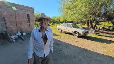 A los 67 años, Santos vive en Traslasierra en la casa de ladrillos de adobe que hace a mano y se alimenta de su huerta: «Eso nos da la tierra»
