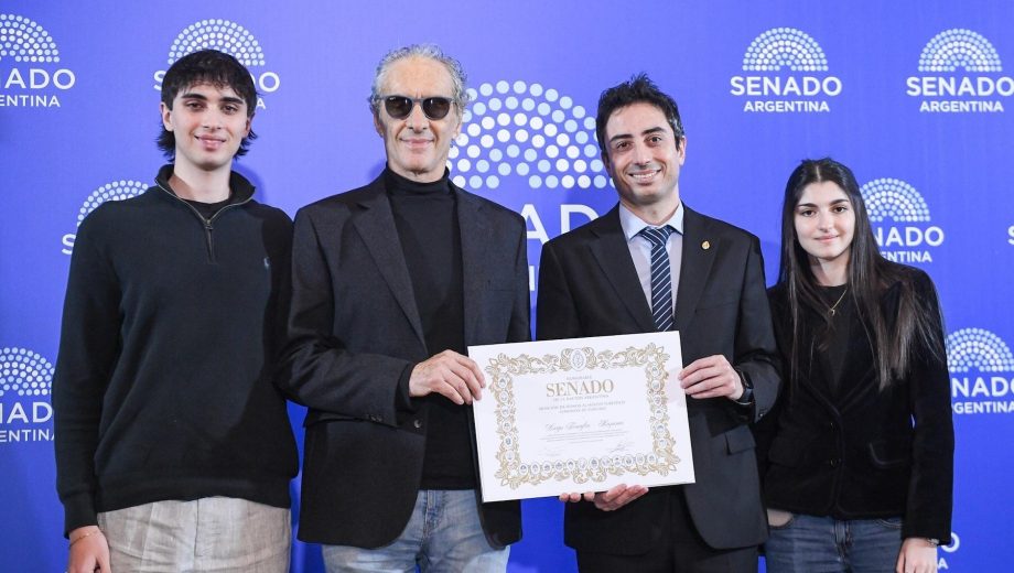 El senador nacional Enzo Fullone entregó la "Mención de Honor al Mérito Turístico" al empresario Diego Fenoglio en el Salón Azul del Senado. (Foto: gentileza)
