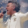 Imagen de Robbie Williams sorprendió a sus fans en Argentina: salió del hotel con una guitarra y cantó sus clásicos