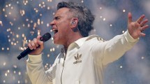 Imagen de Robbie Williams sorprendió a sus fans en Argentina: salió del hotel con una guitarra y cantó sus clásicos