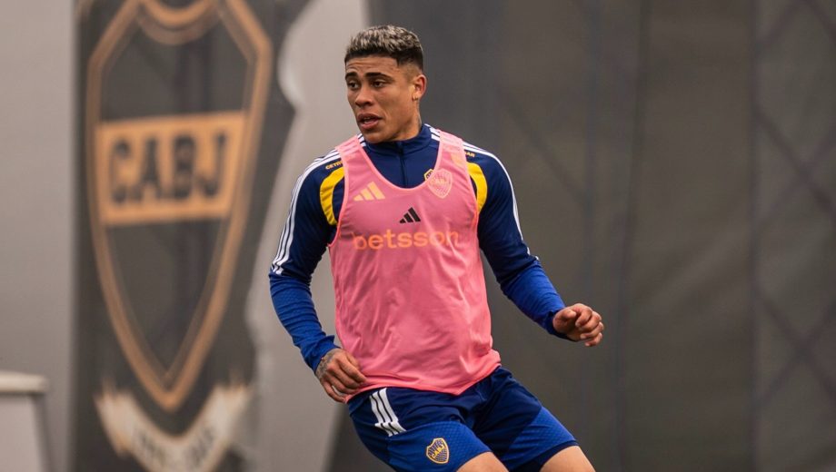 Ayrton Costa se recuperó de un desgarro y sería convocado por Rodolfo Arruabarrena para el clásico ante Racing. (Foto: @Bocajrs)