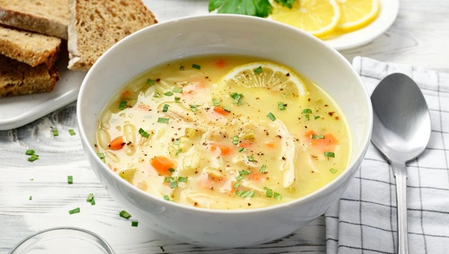 Esta receta es conocida como avgolemono y consiste en una sopa de pollo con arroz.