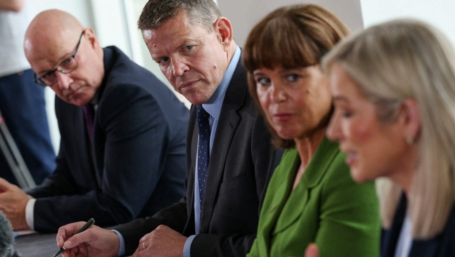 John Swinney (SNP de Escocia), Rhun ap Iorwerth (Plaid Cymru de Gales) y Michelle O'Neill (Sinn Fein de Irlanda del Norte) firmaron el pacto. 