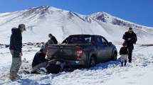 Imagen de Una familia de Buenos Aires quedó aislada por la nieve en un cerro de Neuquén y la madre caminó 15 kilómetros hasta conseguir ayuda