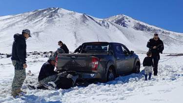 Una familia de Buenos Aires quedó aislada por la nieve en un cerro de Neuquén y la madre caminó 15 kilómetros hasta conseguir ayuda