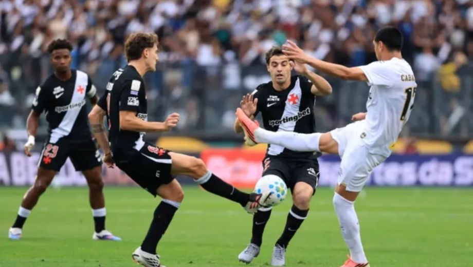 Colidio no, Sosa sí. El delantero clama por estar ante el Xeneize, pero fue anotado fuera de término. (Archivo)