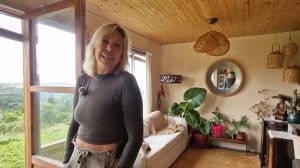 «Nunca es tarde»: A los 62 años, construyó una cabaña de madera en un paraíso de Córdoba e inspira a otras mujeres