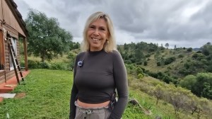 «Nunca es tarde»: A los 62 años, construyó una cabaña de madera en un paraíso de Córdoba e inspira a otras mujeres