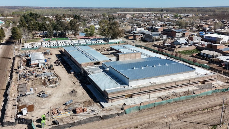 Avanza la construcción del nuevo edificio de la EPET 26 en San Patricio del Chañar, una obra de más de 4.900 metros que ya supera el 70% de ejecución.