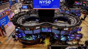 El riesgo país cayó a 493 puntos y los bonos extienden las subas, pero el Merval y los ADR operan en baja