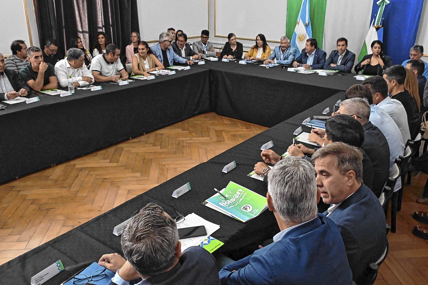 Río Negro establece compensaciones para 14 municipios y requisitos en convenios
