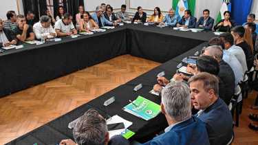 Río Negro definió las compensaciones para 14 municipios, pero ¿qué exigencias prevé en su convenio?